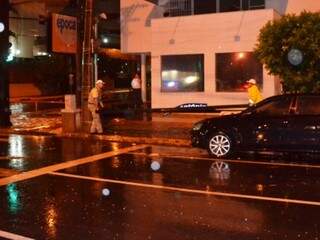 Parte do semáforo caiu sobre o carro estacionado, Ninguém se feriu (Foto: Nyelder Rodrigues)