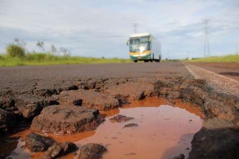 Governo faz contrato emergencial para recuperar estradas em 14 municípios