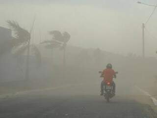 Vento forte assustou moradores e dificultou visibilidade nas ruas da cidade. (Foto: Eduardo Santos/ Coxim Agora)