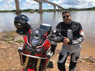 Firmo Henrique Alves na  ponte sobre o Rio Paraguai já na região de Corumbá (Foto: Arquivo pessoal)