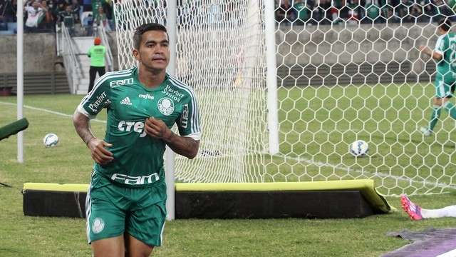 Com dois gols de Dudu, Palmeiras faz 2 a 0 na Ponte Preta em Cuiab&aacute;