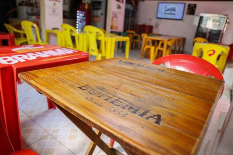 A mesa de madeira que o cliente Antônio costumava ficar (Foto: Paulo Francis)