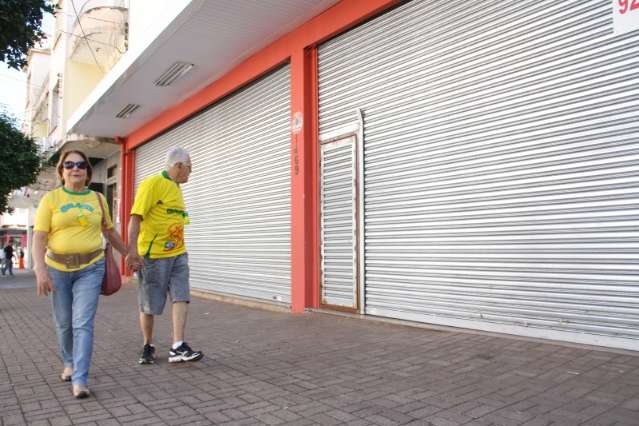 &Oacute;rg&atilde;os p&uacute;blicos t&ecirc;m meio expediente e com&eacute;rcio fecha &agrave; tarde  