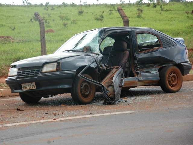  Motorista desrespeita sinaliza&ccedil;&atilde;o e fam&iacute;lia &eacute; atingida por caminh&atilde;o na BR-163