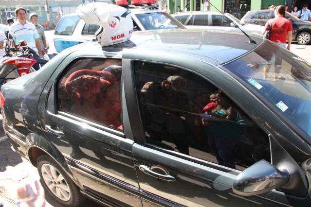 Bombeiros arrombam carro para salvar crian&ccedil;a  &ldquo;esquecida&rdquo; pela m&atilde;e