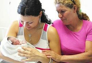 Pamela e o bebê nascido durante prova do Enem. (Foto: Rafael Briites/Região News)