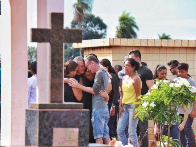 Ao som de violino e salva de palmas, vendedor assassinado &eacute; sepultado