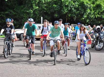 Eduardo Romero chega de bicicleta para posse como vereador