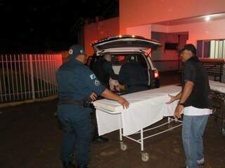 Policiais transferindo suspeito baleado para marca no hospital.(Foto: Aislan Nonato, do iFato)