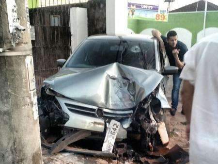 Condutora bate em poste e acaba ferida na Av. das Bandeiras 