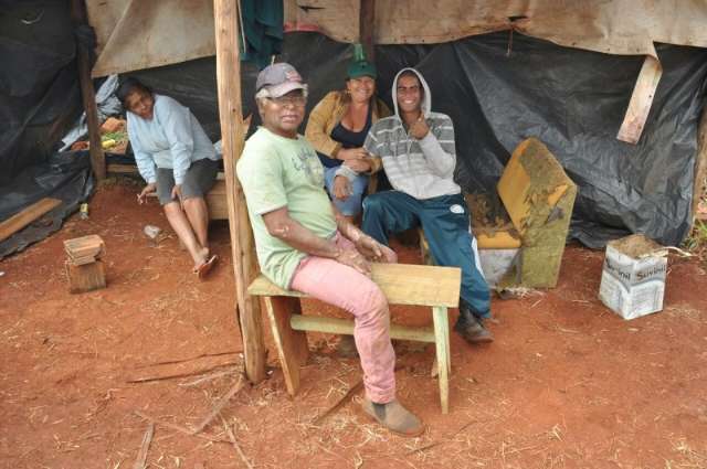 Sem-terra com carros montam acampamento &agrave;s margens da 163