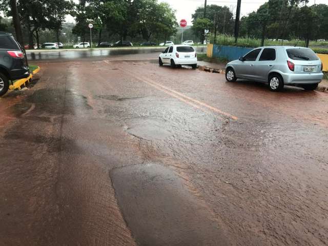 Chuva forte atinge Campo Grande e Inmet alerta para risco de alagamentos