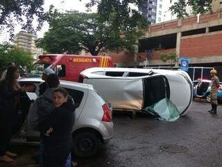 CRV tombado na Eduardo Santos Pereira com a 13 de Junho (Foto: Priscilla Peres)