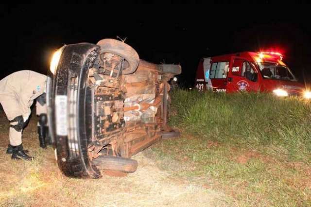 Carro capota, mas motorista que usava cinto de seguran&ccedil;a sofre leves ferimentos