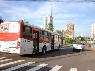Ônibus e carro transitando pela Avenida Afonso Pena, rumo ao shopping (Foto: Paulo Francis) 