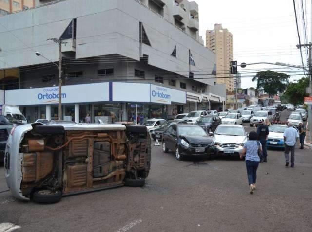 Acidente com tr&ecirc;s carros em cruzamento tumultua tr&acirc;nsito