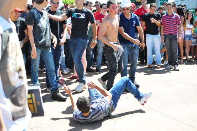 Trote s&oacute; pode ser punido se for dentro de institui&ccedil;&atilde;o, informa UCDB 