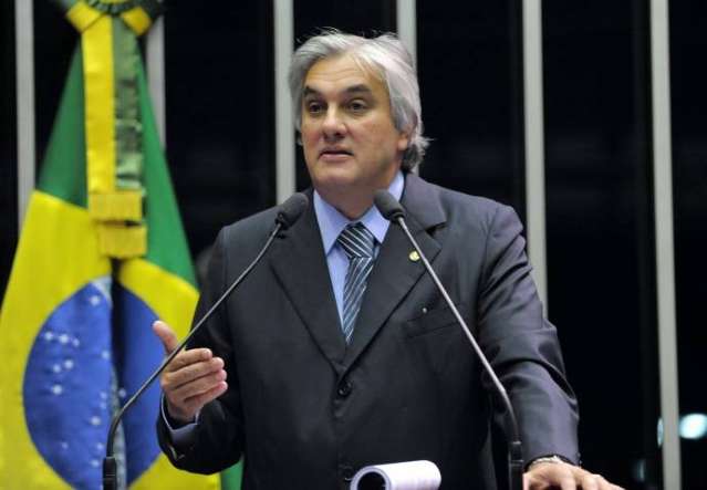Dilma decide colocar Delc&iacute;do do Amaral como l&iacute;der do Governo no Senado