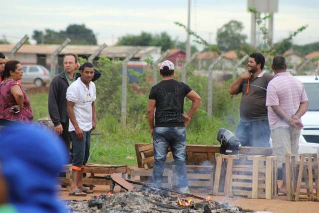 Moradores bloqueiam anel rodovi&aacute;rio e amea&ccedil;am fechar Afonso Pena