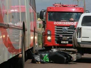 Após o impacto com a camionete a moto em que o garoto seguia foi parar embaixo do ônibus. (Foto: Marcos Ermínio)  