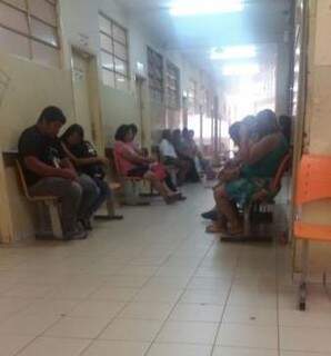 Pacientes à espera de atendimento no CRS Tiradentes. (Foto: Ricardo Machado)