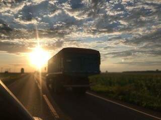 Um dos dois caminhões flagrados rodando na rodovia BR-267 ao por do sol desta tarde (Foto: Silvana Echeverria)