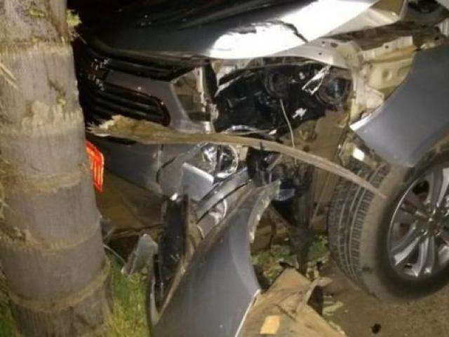 Assaltante d&aacute; facada em peito de taxista que perde dire&ccedil;&atilde;o e bate em &aacute;rvore