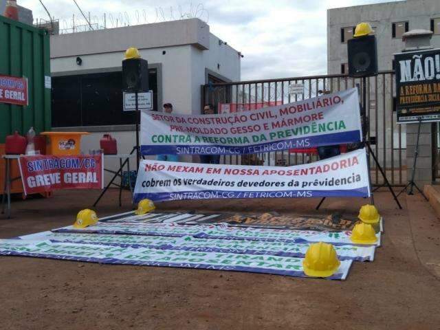 Trabalhadores da constru&ccedil;&atilde;o param canteiro de obra em protesto 