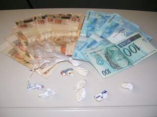 Papelotes de droga e dinheiro foram encontrados com homem em Camapuã (Foto: Divulgação)