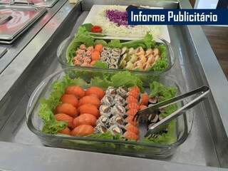 Self-service de sushi no almoço.