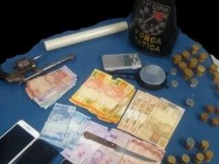 Dinheiro e celulares levados dos supermercados foram recuperados pela equipe policial (Foto: divulgação / Polícia Militar) 