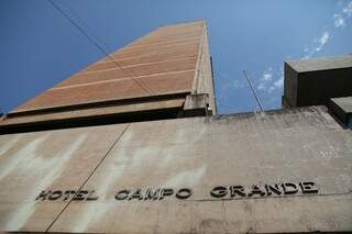 No coração de Campo Grande, a imponência do prédio do hotel construído na década de 1960 (Foto: João Paulo Gonçalves)