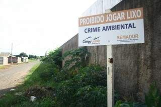 Na Vila Margarete, a Prefeitura colocou uma placa dizendo que é crime ambiental jogar lixo no local, mesmo assim o aviso é ignorado. (Foto: Marcos Erminio)