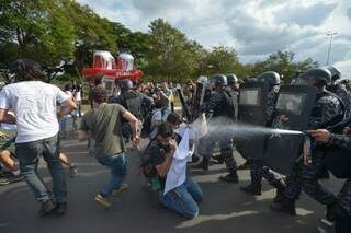 Policias enfrentando manifestantes próximo ao estádio (Foto: Marcello Casal Jr.)