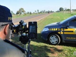 Policial rodoviário federal durante fiscalização em rodovia de Mato Grosso do Sul. (Foto: Divulgação)