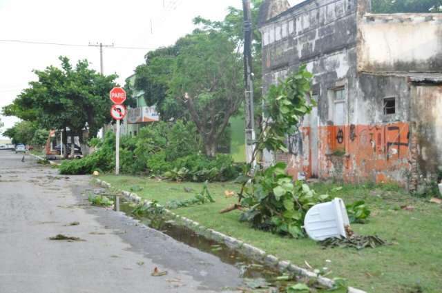Vendaval atingiu quatro munic&iacute;pios e previs&atilde;o &eacute; de mais chuva nesta quinta-feira