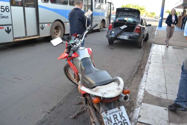 Homem arrasta mulher pelo braço e foge após bater moto em ônibus