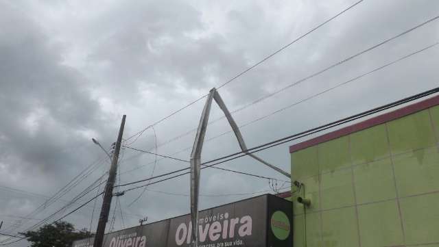 Temporal com ventos fortes alaga ruas e provoca estragos no interior