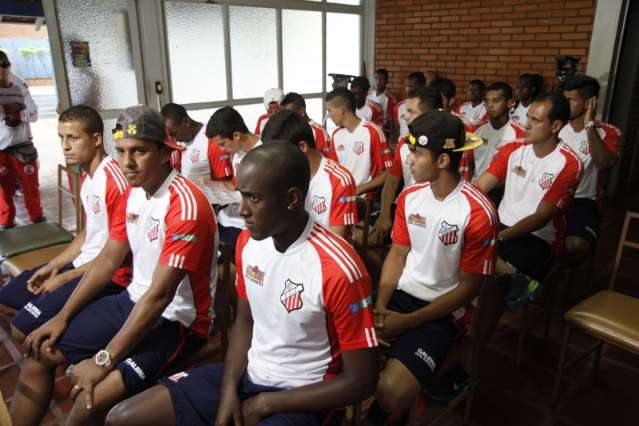 Comercial apresenta elenco  com goleador de Rond&ocirc;nia e meia &quot;europeu&quot;
