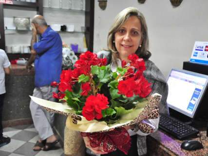  Em floriculturas de Campo Grande, movimento é intenso no Dia das Mães