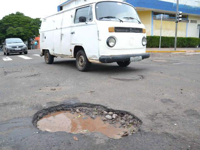  Leitor reclama de buraco no cruzamento da Ant&ocirc;nio Maria Coelho com Rui Barbosa 