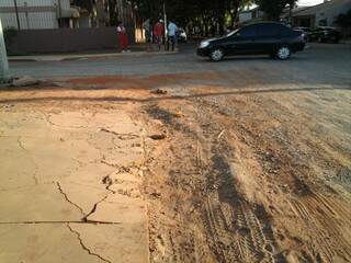 Prefeitura fez asfalto e destruiu camada para implantar rede de drenagem. (Foto: Repórter News)