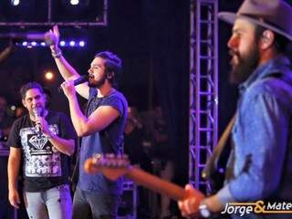 Luan foi ao show de Jorge e Mateus, depois de cantar no Festeja Campo Grande. (Foto: Divulgação)