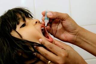 Menina toma dose contra a polio em posto de saúde de Campo Grande (Foto: Henrique Kawaminami)