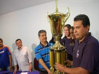 Prefeito entregou troféu para UCDB. (Foto: Simão Nogueira)