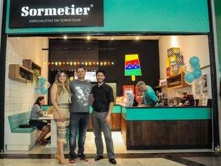 Luciana e Edward Lemos, proprietários da Sormetier em Campo Grande, ao lado do diretor executivo da Los Paleteros, Gean Chu.(Foto: Paulo Francis)