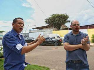 Os engenheiros Téo Martins e  Jonathas Braga alertam para os riscos de desabamento (Foto: Paulo Francis)