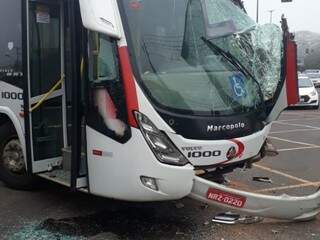 Para-choque de ônibus foi arrancado em batida com caminhão na Mascarenhas de Moraes (Foto: Direto das Ruas)