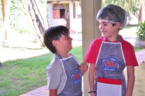 Nas férias escolares, cozinhar é a opção para entreter a criançada