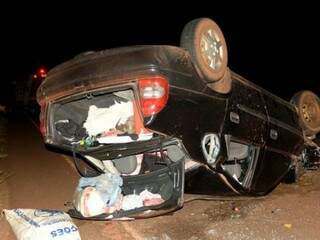 Carro com casal de idosos capota ap&oacute;s bater em trator na rodovia MS-141